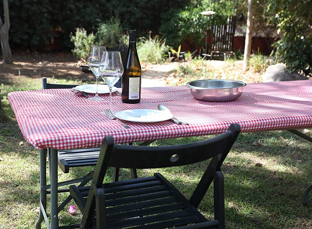 Different types of outdoor tablecloths